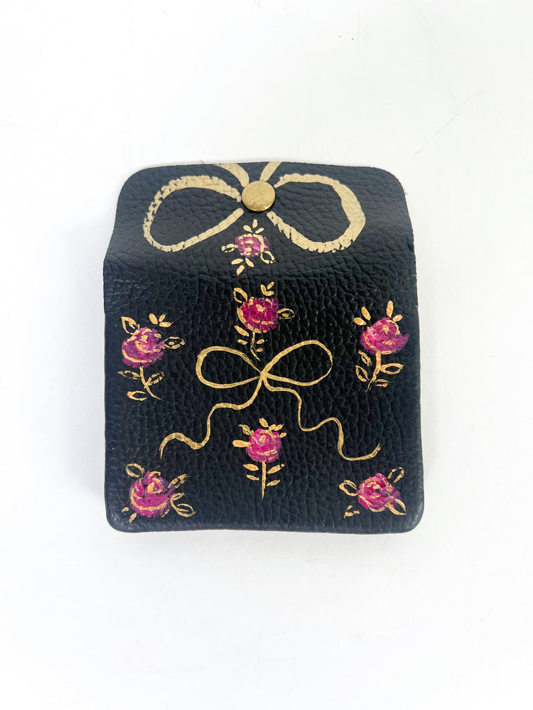 The Rose & Noir wallet is the perfect place to stash your cards, cash & coins. Every time you use it feel all kids of joy with the pretty rose & golden pattern.